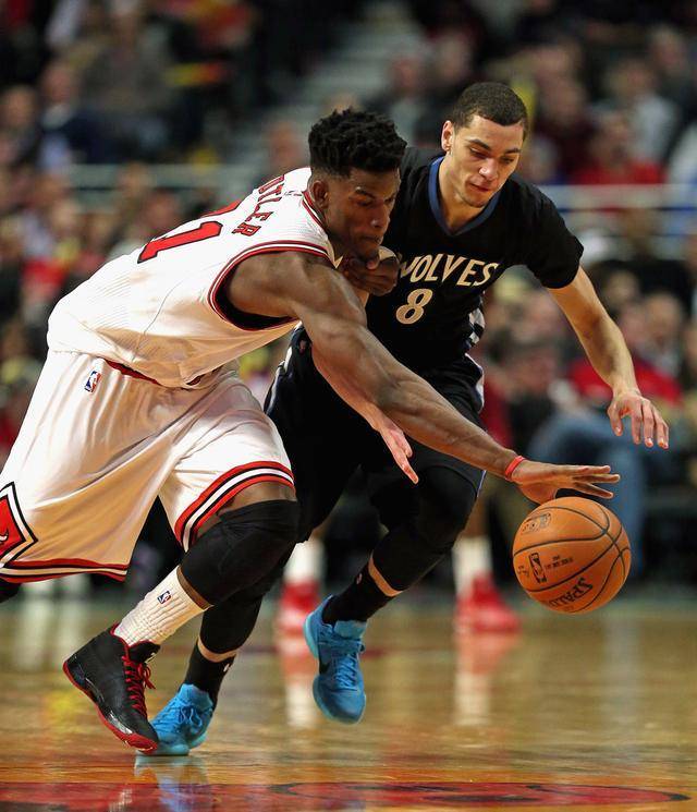 都围绕他展 都围绕他展